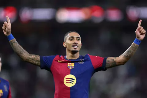 بعد عودته.. هل تأثر برشلونة بإصابة رافينيا؟